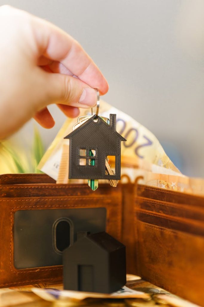 house-keychain-with-wallet-and-euro-banknotes-30349323 home loan unique services